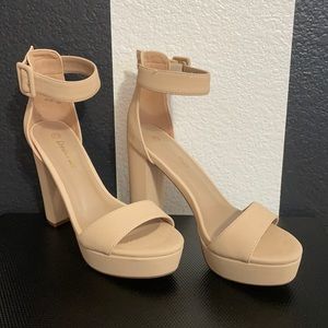 DREAM PAIRS platform chunky high heels. Nude/Nubuck. Size 7.5. 7 1/2. Sandals.